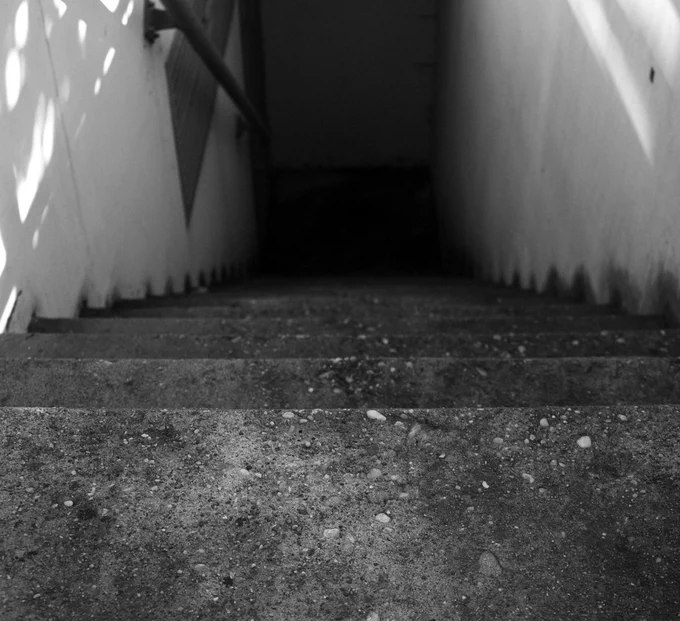 芬兰警方周五表示，一名约80岁的男子被发现身体状况极差，此前他在一间没有窗户、没有厕所和厨房的地下室里生活了至少20年