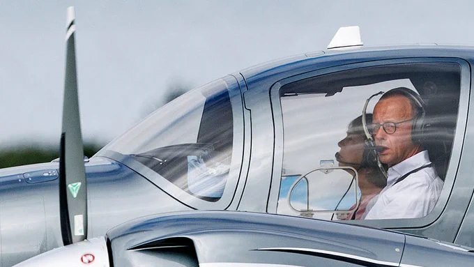 气候活动人士试图将默茨的飞机涂成粉色时被抓获