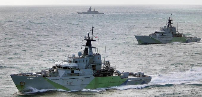 🇬🇧 英国部署海军舰艇和飞机拦截英吉利海峡的俄罗斯军舰，并将其护送出英国领海