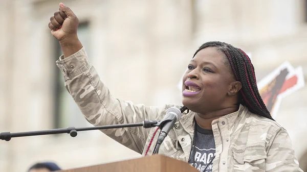 反ICE抗议者 Nekima Levy Armstrong 被联邦当局逮捕，她曾带领冲击明尼阿波利斯教堂的行动